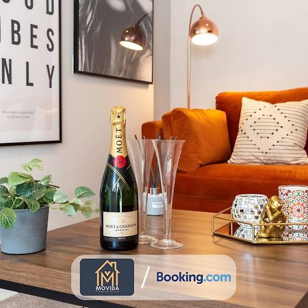 Stylish Two Bed Town Centre Apartment By Movida Property Group Short Lets & Serviced Accommodation With Parking ฮาร์โรเกต ภายนอก รูปภาพ