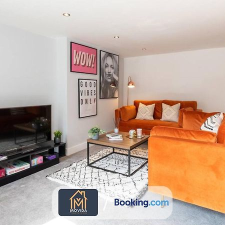 Stylish Two Bed Town Centre Apartment By Movida Property Group Short Lets & Serviced Accommodation With Parking ฮาร์โรเกต ภายนอก รูปภาพ