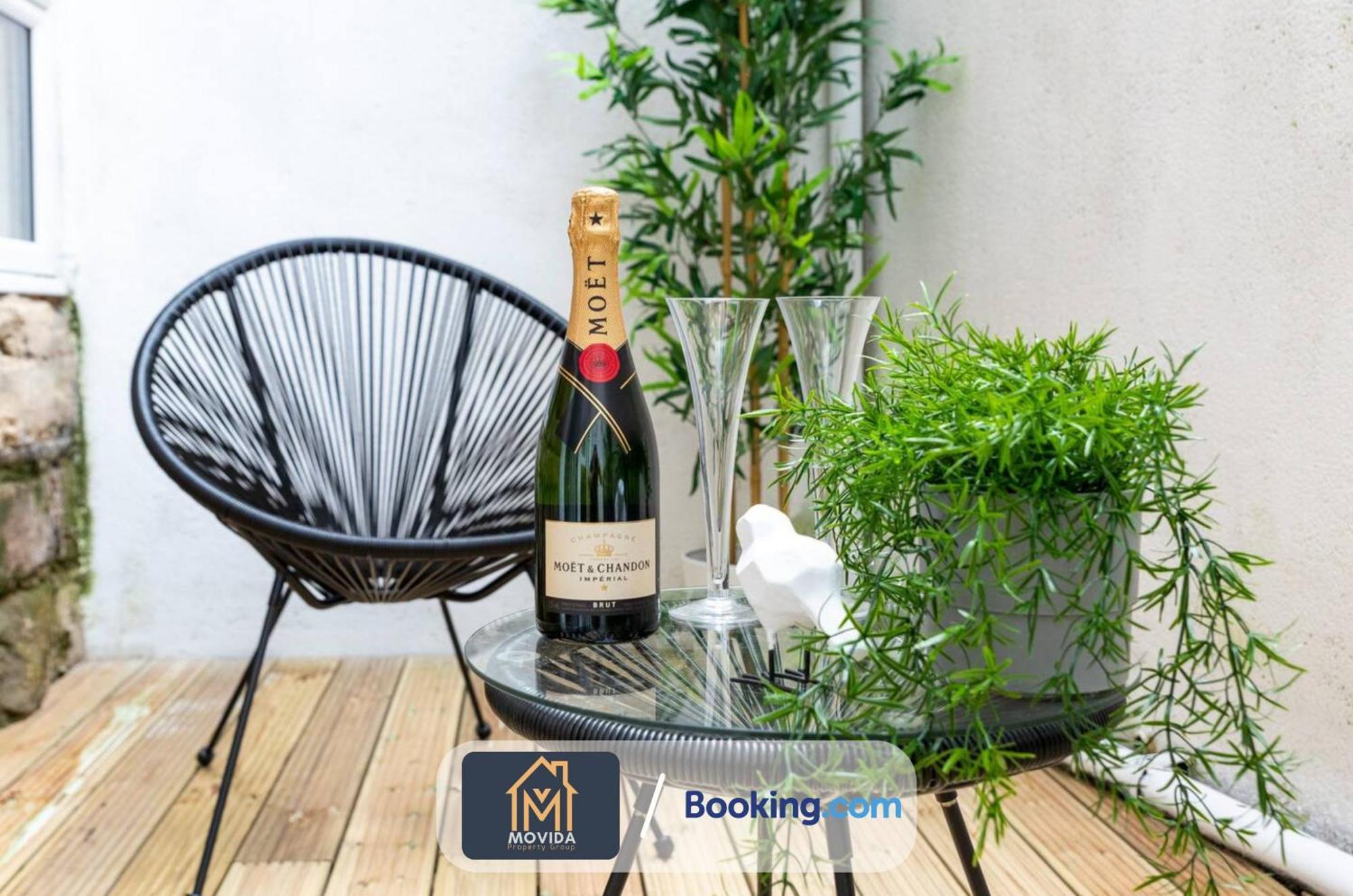 Stylish Two Bed Town Centre Apartment By Movida Property Group Short Lets & Serviced Accommodation With Parking ฮาร์โรเกต ภายนอก รูปภาพ