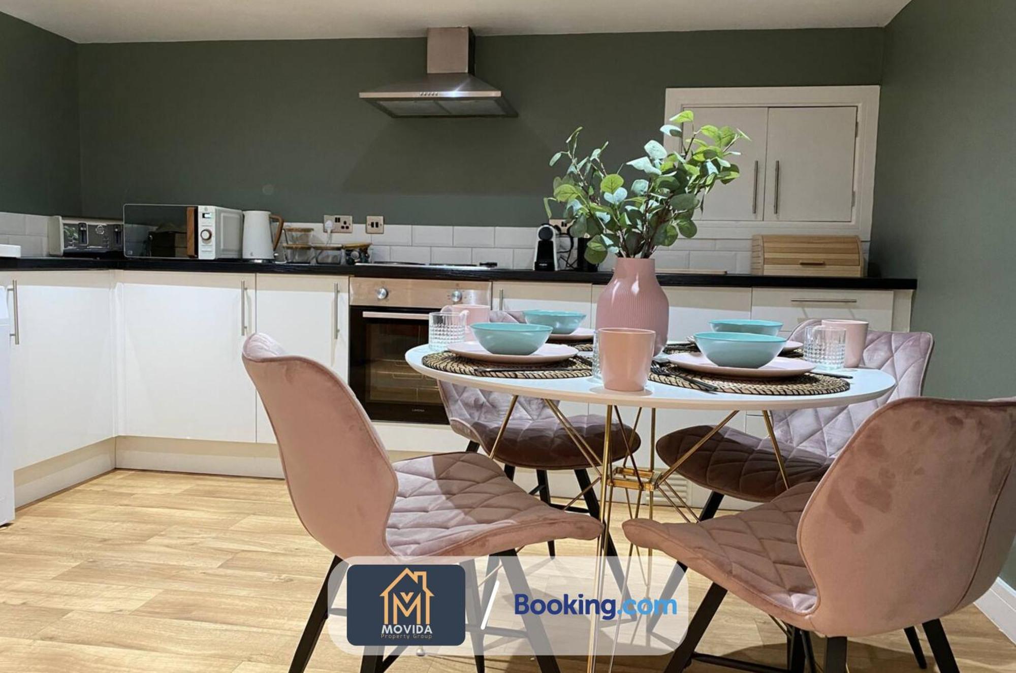 Stylish Two Bed Town Centre Apartment By Movida Property Group Short Lets & Serviced Accommodation With Parking ฮาร์โรเกต ภายนอก รูปภาพ