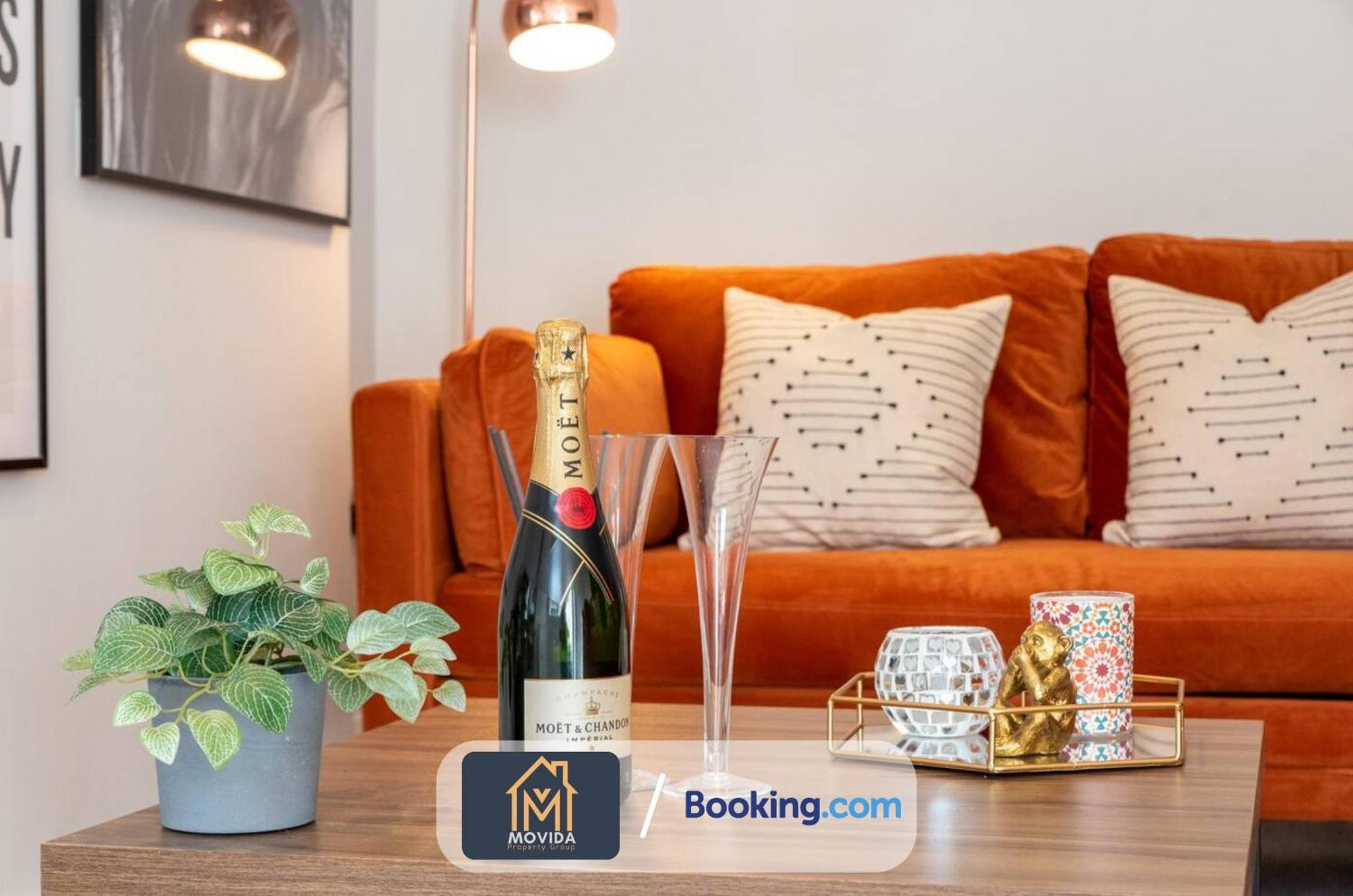 Stylish Two Bed Town Centre Apartment By Movida Property Group Short Lets & Serviced Accommodation With Parking ฮาร์โรเกต ภายนอก รูปภาพ