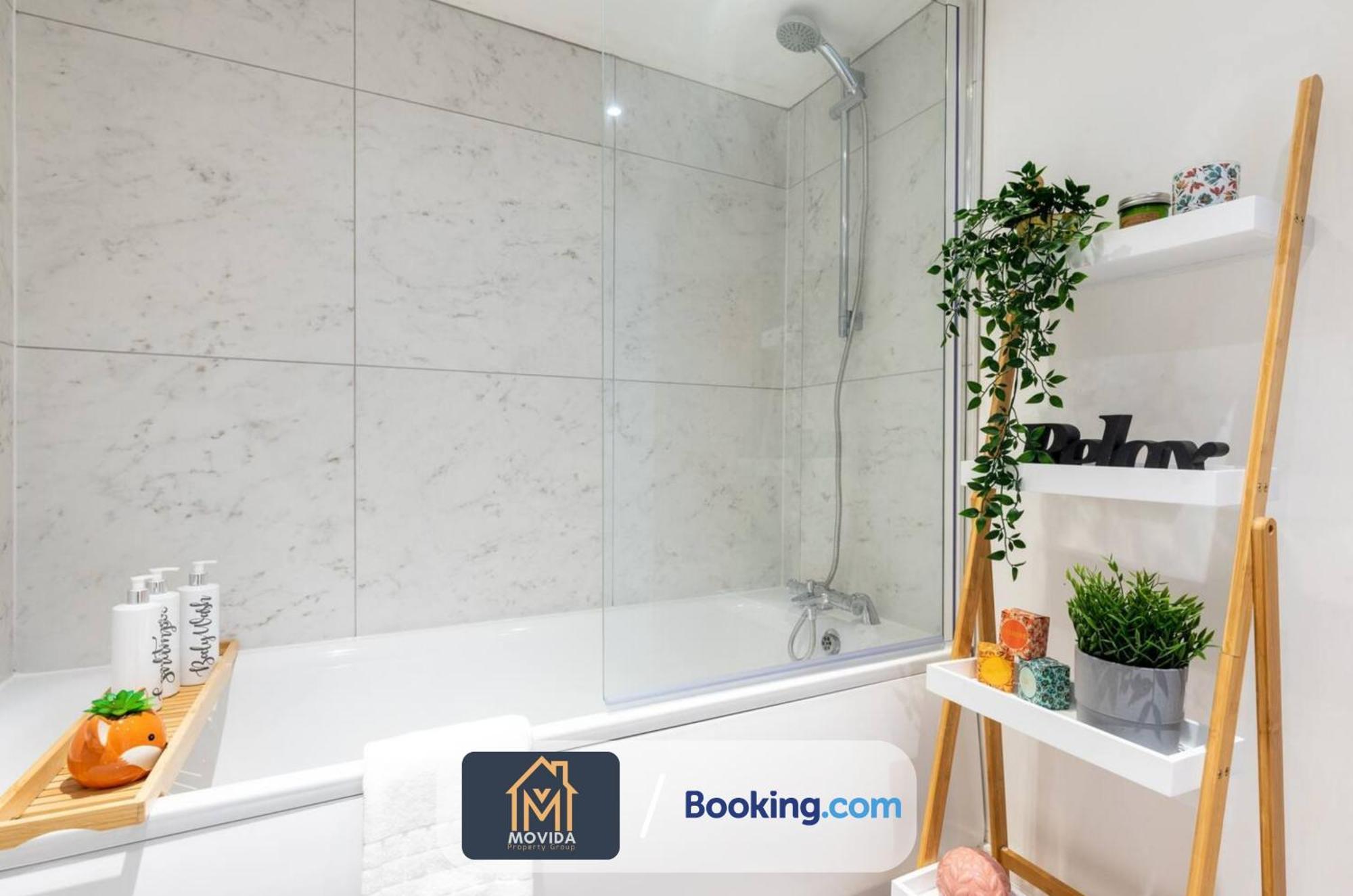 Stylish Two Bed Town Centre Apartment By Movida Property Group Short Lets & Serviced Accommodation With Parking ฮาร์โรเกต ภายนอก รูปภาพ